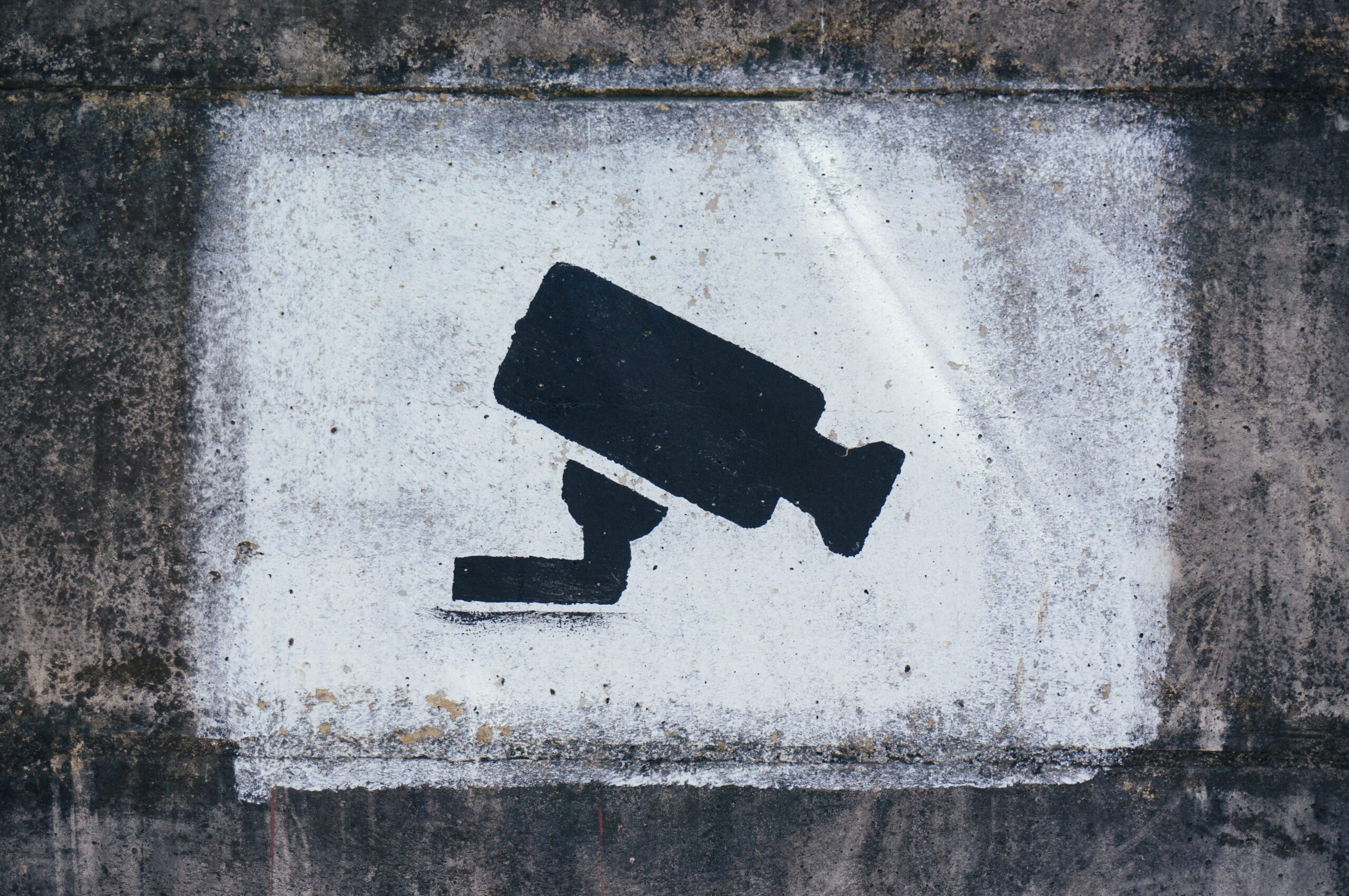 Graffiti na murze - czarna kamera