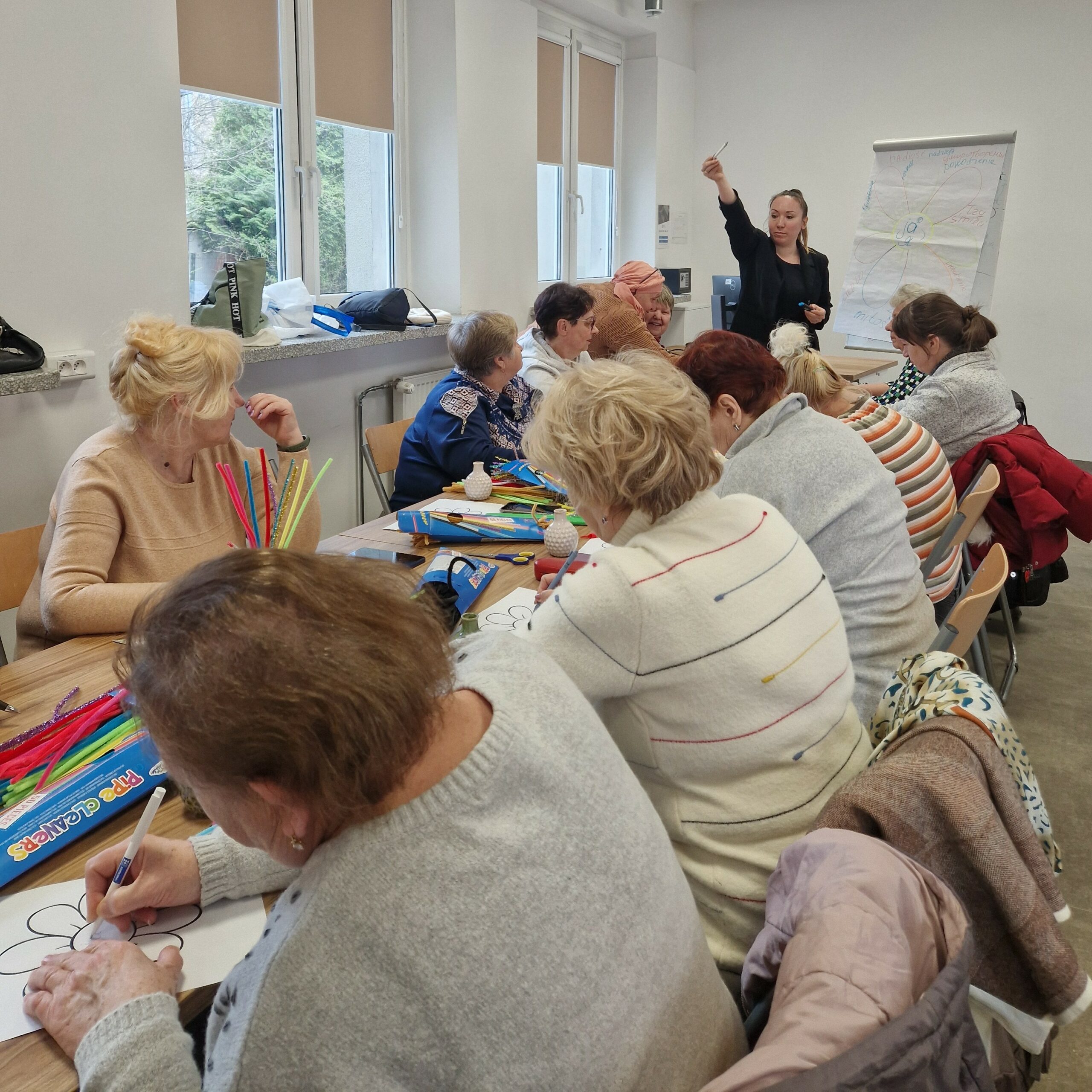 Zdjęcie z zajęć grupowych dla seniorów.