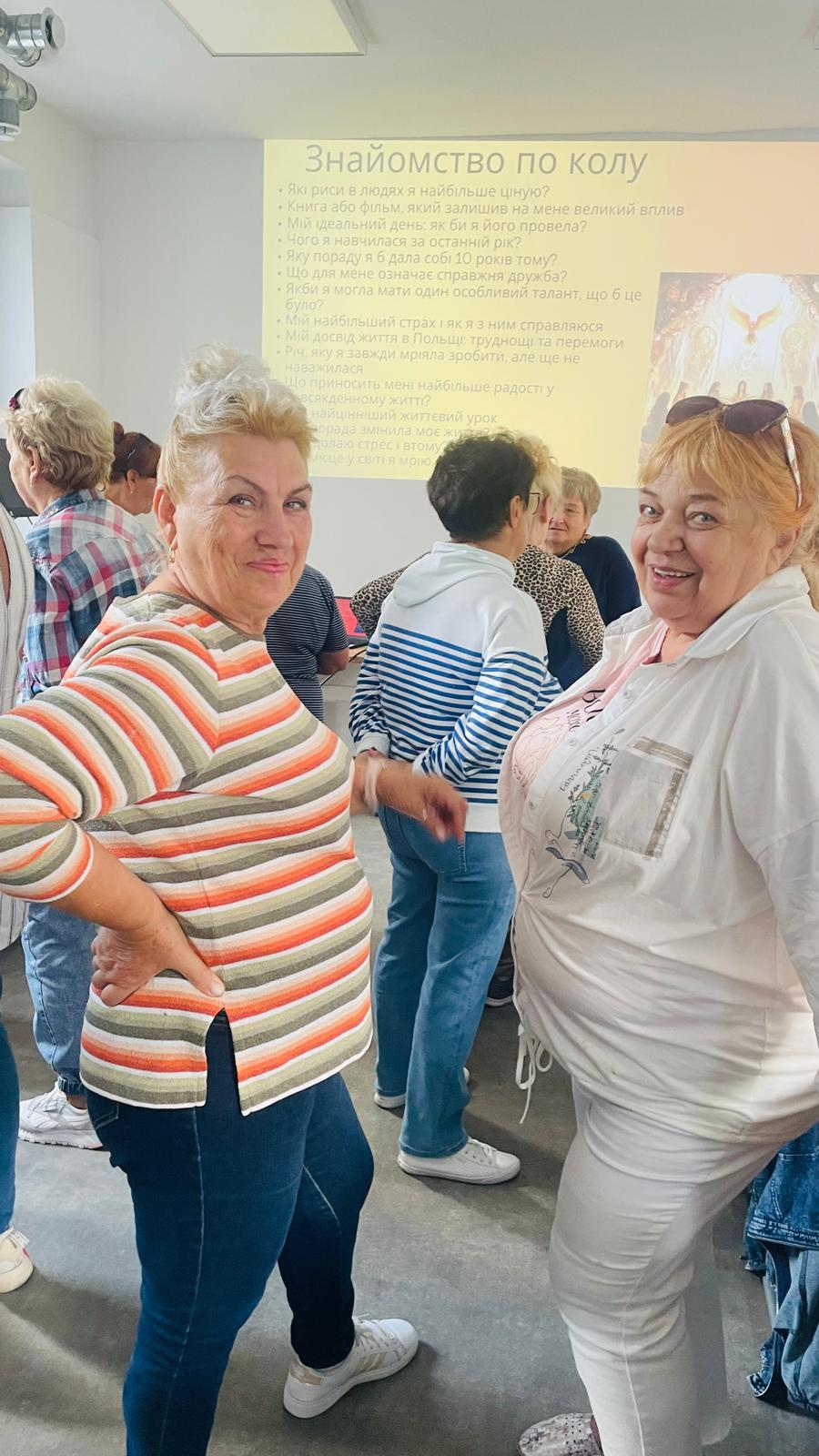 Zdjęcie z zajęć grupowych dla seniorów w miesiącu sierpień.