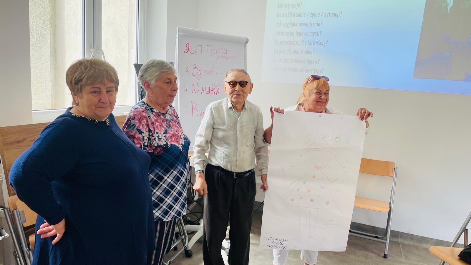 Zdjęcie z zajęć grupowych dla seniorów w miesiącu sierpień.