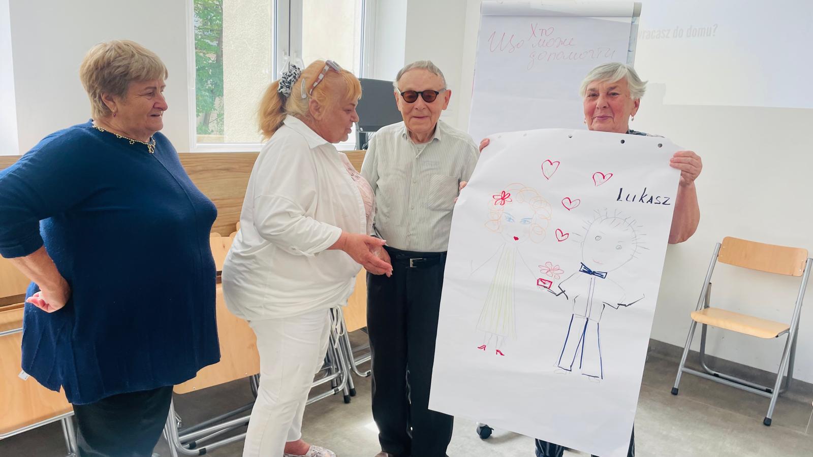Zdjęcie z zajęć grupowych dla seniorów w miesiącu sierpień.