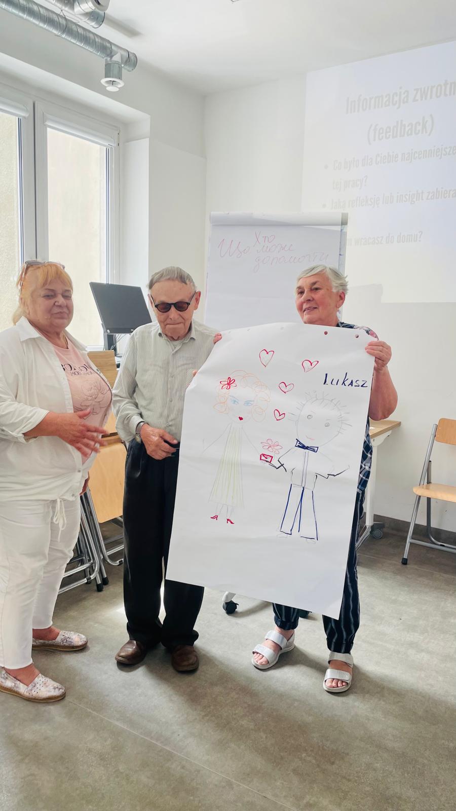 Zdjęcie z zajęć grupowych dla seniorów w miesiącu sierpień.