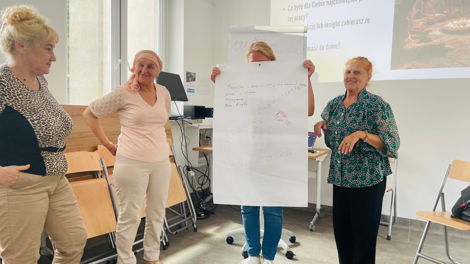 Zdjęcie z zajęć grupowych dla seniorów w miesiącu sierpień.